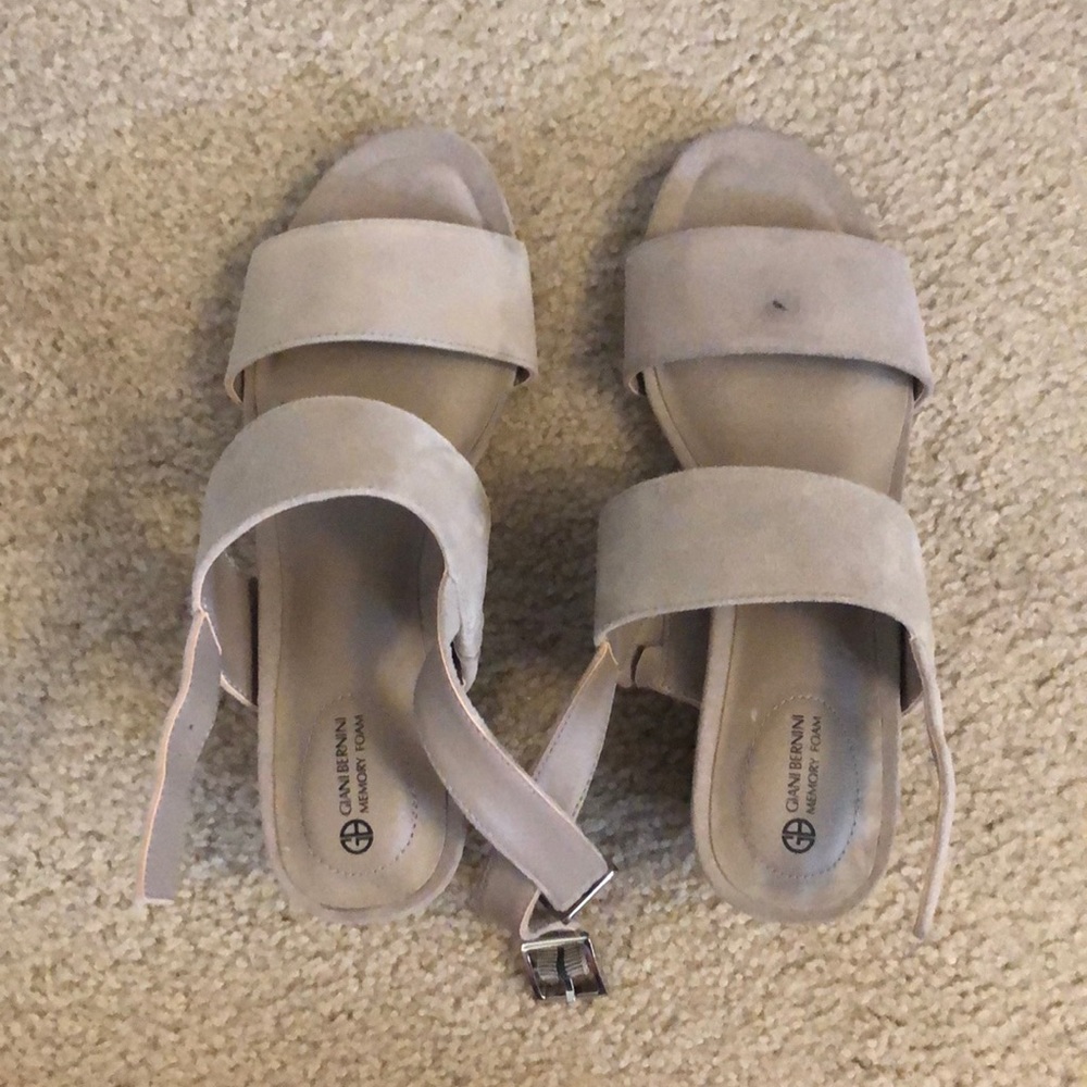 Grey Giani Bernini Memory Foam Sandals. Size 6